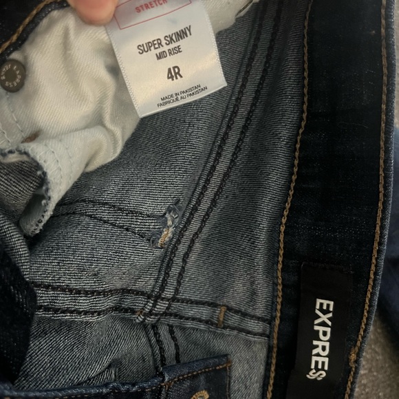 Express size 4R mid rise super skinny distressed jeans - Picture 3 of 3